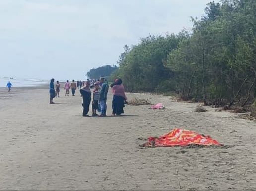 কক্সবাজারের টেকনাফে ঢেউয়ের কবলে নৌকা ডুবির ঘটনায় উদ্ধার করা লাশ সৈকতে ঢেকে রাখা হয়েছে কাপড় দিয়ে। আজ সকাল নয়টায় টেকনাফ উপজেলার সদর ইউনিয়নে রাজারঘাট এলাকায়